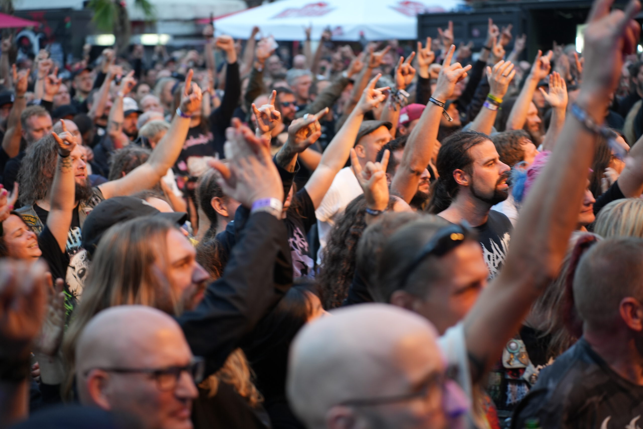 Blick auf eine Crowd auf einem Festival.