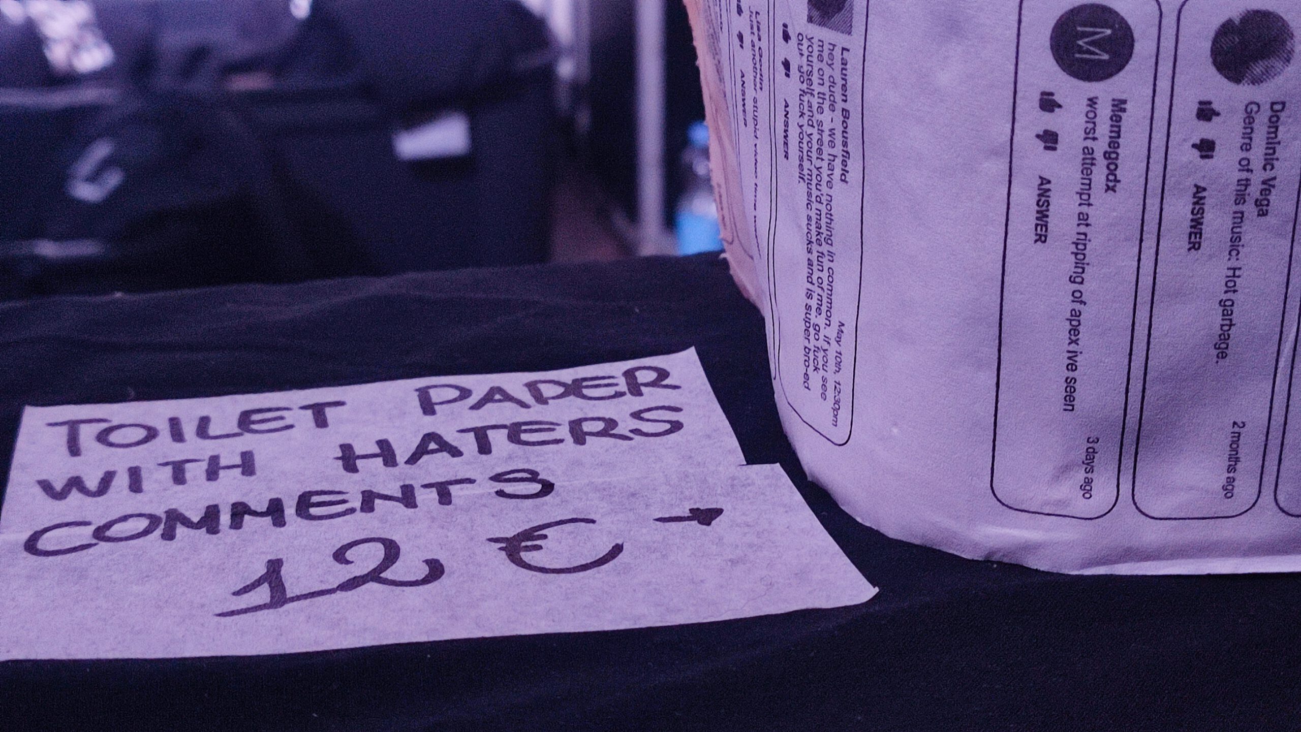 Toilettenpapierrolle mit Hasskommentare über die Band IGORRR als Merch-Artikel.