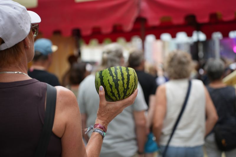 Auf dem Foto erfrischt sich eine Besucherin des Traumzeit-Festivals mit einer Wassermelone.