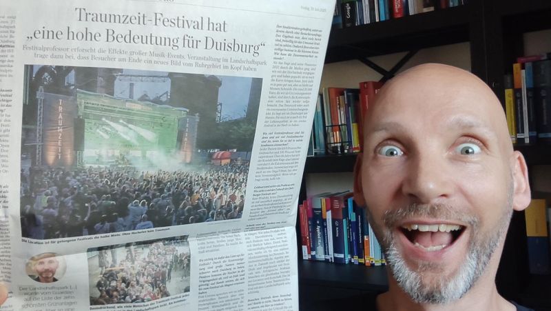 Festivalprof Matthias Johannes Bauer hält die WAZ mit dem Interview in die Kamera.