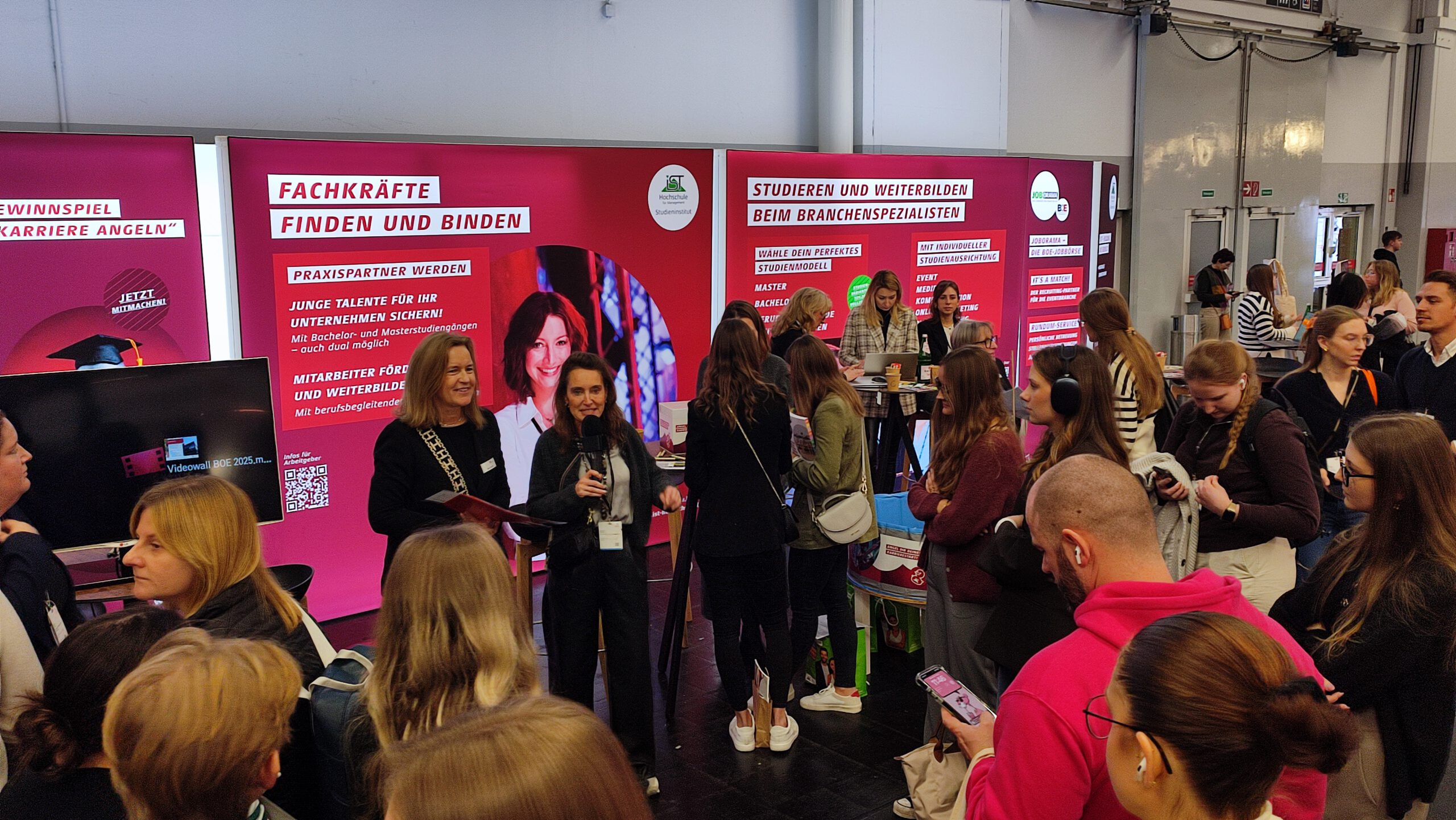 Blick auf den stark frequentierten Messestand der IST-Hochschule auf der Best-Of-Events 2025.