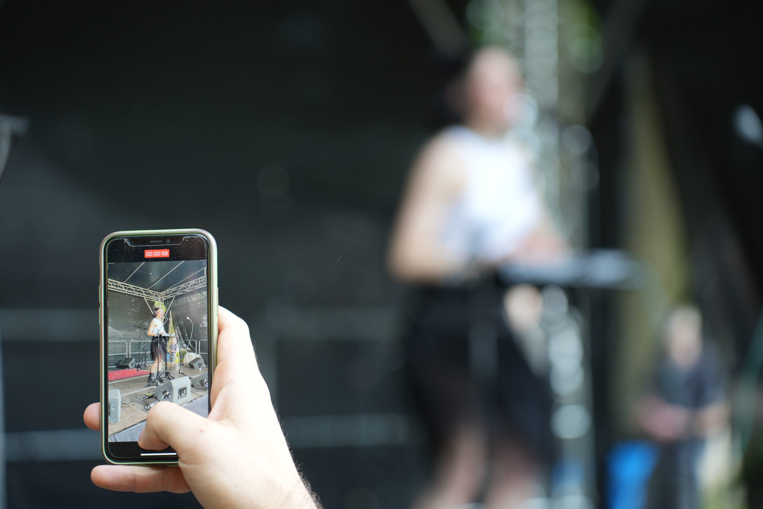 Jemand filmt eine Social-Media-Story von einem Festivalauftritt.