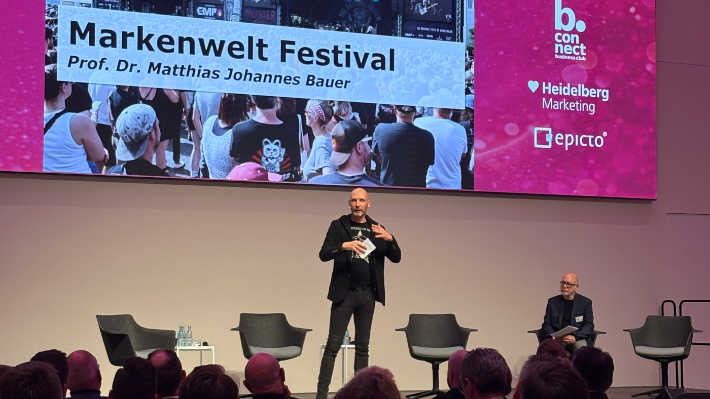 Festivalprofessor Bauer auf der Bühne des Heidelberg Congress Center.