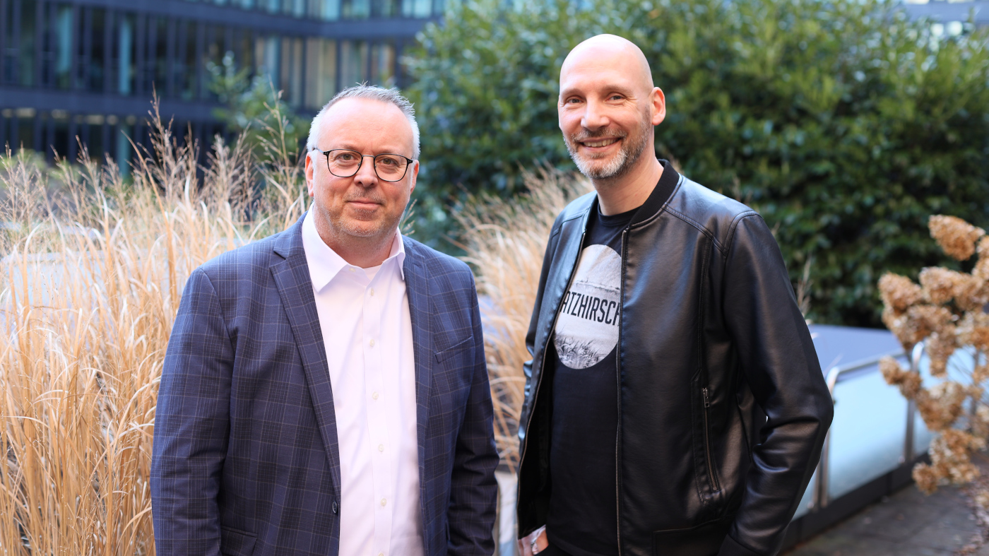 Targobank-Pressesprecher Dirk Suceska und Festivalprofessor Prof. Dr. Matthias Johannes Bauer im Außenbereich der Targobank.