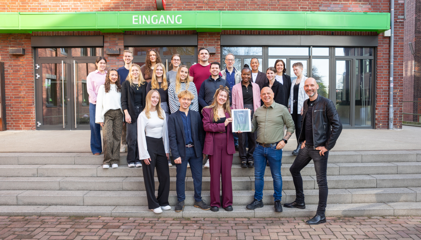 Studierende der IST-Hochschule übergeben in Anwesenheit von Festivalprofessor Prof. Dr. Matthias Johannes Bauer das gesamte Materialpaket aus einem Praxisprojekt an Levent Tomicki, Festivaldirector des Rage Against Racism Festivals.