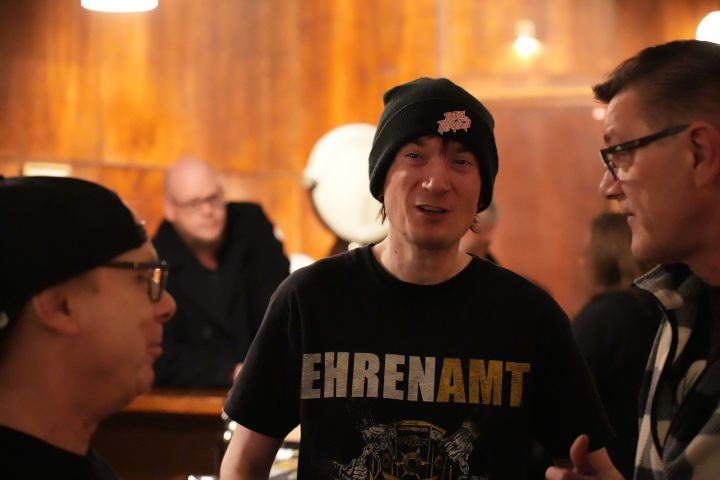 Fans im Gespräch mit Dokumentarfilm-Regisseur Daniel Hofmann, der ein "Ehrenamt"-Shirt trägt.